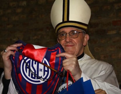 Jorge Mario Bergoglio, con un banderín de San Lorenzo