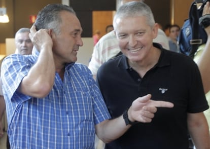 Juan Manuel López Porrua, a la derecha, y Rafael Gordillo, antes de una comparecencia.