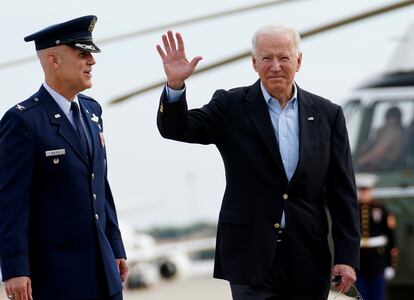 El presidente de Estados Unidos, Joe Biden, saluda antes de subir al Air Force One, este miércoles en Maryland, Estados Unidos.