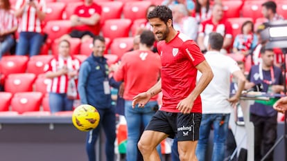 Raúl García, ayer domingo en San Mamés durante el calentamiento para el partido entre el Athletic y el Villarreal.