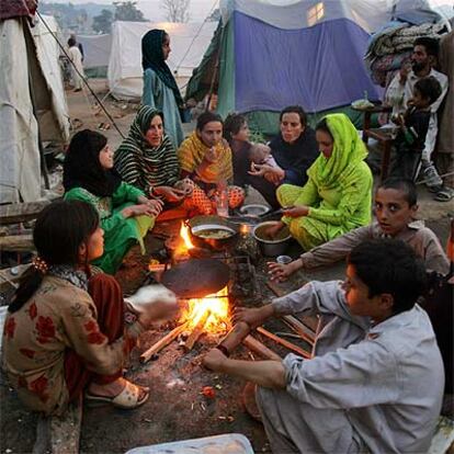 Familias paquistaníes víctimas del terremoto, en un campo de refugiados de Muzaffarabad.