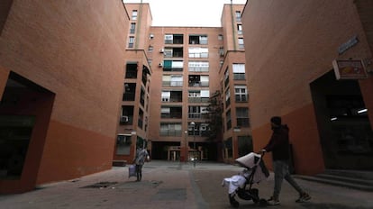 Un edificio de viviendas en el barrio de San Blas, en Madrid.  