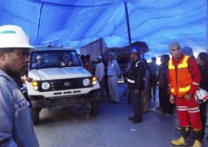 Trabajadores de una mina de cobre se concentraron en una manifestación de apoyo a sus compañeros atrapados al derrumbarse un túnel en la región oriental de Papúa (Indonesia).