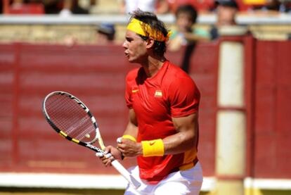 Rafael Nadal celebra un punto en el partido contra Richard Gasquet en las semifinales de la Copa Davis que enfrenta a España y Francia.