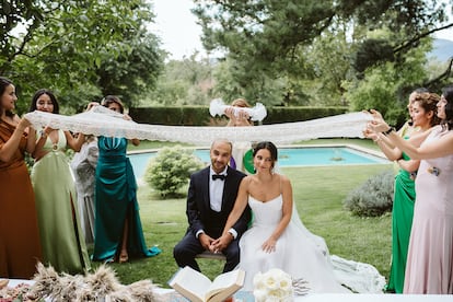 Ritual persa en el que los invitados sostienen un paño sobre las cabezas de la pareja, mientras las damas de honor muelen azúcar sobre la tela, simbolizando dulces bendiciones, que llueven sobre la pareja.