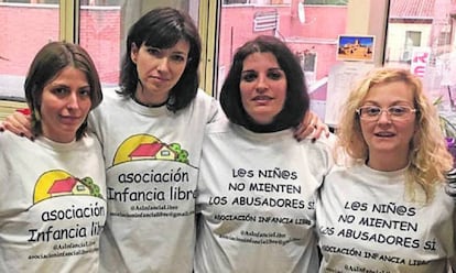 Madres de Infancia Libre, tras ser invitadas por Podemos al Senado en 2017.