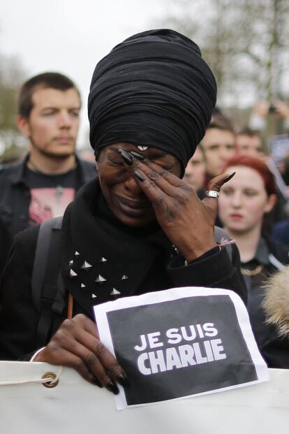 Una mujer llora durante una manifestación en Nantes.