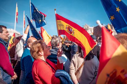 Una mujer sujeta una bandera de España junto a otras de la Unión Europea, durante la protesta contra la amnistía celebrada en Madrid. 