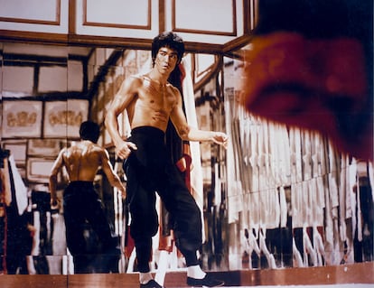 Bruce Lee, en la secuencia final del laberinto de espejos de 'Operación Dragón'.