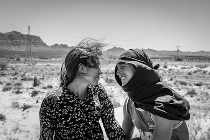 Rubén Soto (derecha), migrante venezolano, junto a Rosa Bello, migrante hondureña, en 'La Bestia' en Samalayuca, el 8 de mayo de 2023. Rubén y Rosa se enamoraron durante su trayecto a Estados Unidos.