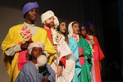 Actores de la obra 'El mismo dolor', de Marco Magoa, durante una representación en la Casa de la Juventud de Nuakchot. / MOKHTAR DEYIN