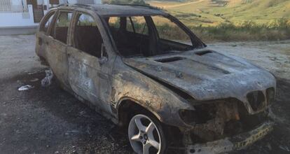 Estado en el que quedó el coche de campaña del PP tras un mitin en Paterna de Rivera (Cádiz).