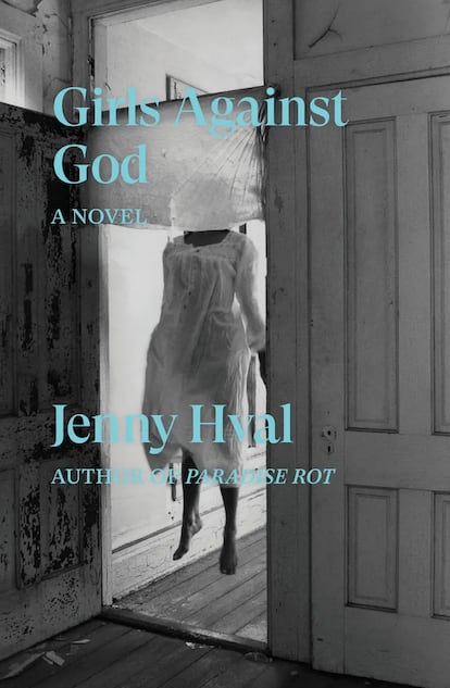 Alexandra Kleeman regalaría Girls against God, de Jenny Hval.

La periodista cultural que debutó con la fascinante distopía Tu también podrías tener un cuerpo como el mío (Gatopardo) se decanta por un título reciente: "Desde que se editó en EEUU el pasado otoño, les he estado regalando a mis amigas copias de Girls Against God, una novela sobre Black Metal y brujería de la artista noruega Jenny Hval. Es un objeto oculto casi místico –parte película surrealista, parte texto encantado sobre los rituales de transformación y destrucción, parte de lucha adolescente por tu sitio en la cafetería del instituto–. Es un libro que te recuerda que contar historias es, literalmente, una forma de hacer magia, de moldear y remodelar el mundo, una fuente de poder sin explotar. He comprado unos cuantos tomos y los he ido enviando por correo a mis amigos durante la pandemia, en su mayoría mujeres que crecieron, como yo, recogiendo hierbas del patio trasero para después imaginar hechizos en nuestro dormitorio. Mujeres que intercambian interpretaciones de sueños entre sí o lecturas astrológicas, mujeres que saben cuál será la forma de la luna esa noche sin siquiera buscarlo en sus teléfonos. Imagino que este libro nos une a todas mediante un cordón de luz fuerte, brillante e invisible".