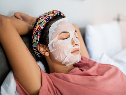 Las mascarillas coreanas son muy fáciles de aplicar y producen una sensación de frescor muy placentera en el rostro. GETTY IMAGES.