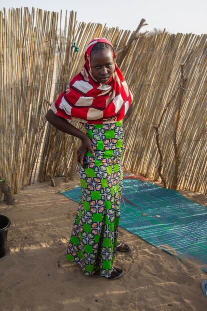 Habsa Omar ya no volverá a jugar a fútbol. Ni a ir a la escuela, aunque la mochila azul siga colgando a su espalda. Hace unas tres semanas, esta chica nigeriana de 18 años se casó con otro habitante del campo de refugiados de Dar es-Salam (Chad) y su esposo le ha prohibido seguir adelante con los estudios y el deporte. Si su cónyuge la autorizara, le gustaría mucho volver a la cancha con sus amigas. "Antes de la boda sabía que habría tenido que renunciar a estas actividades, pero no es una elección que esté en mis manos", asegura. No sabe qué aspecto tienen los combatientes de Boko Haram, pero a veces sigue soñando con esos hombres "que gritan que Allah es grande y que matan sin razón". Tras el ataque de las milicias a su pueblo, Doro, pensó que iba a enloquecer y a veces se sentía desubicada. El fútbol, dice, le ayudó a superar el mal trago, pero por ahora vuelve a ser un sueño en el cajón.