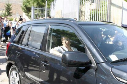Victor Manuel de Saboya de 69 años, sentado en el asiento trasero de su coche, a la salida de la prisión.