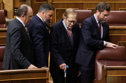 Los diputados de Vox Luis Gestoso, Santiago Abascal e Iván Espinosa de los Monteros junto al candidato de la moción de censura, Ramón Tamames.