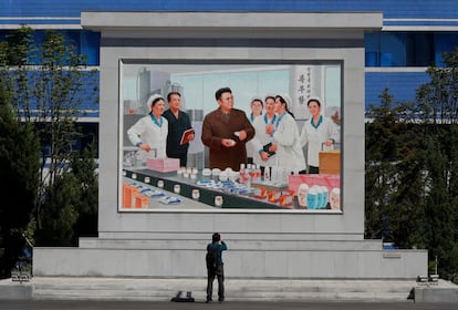 Um cinegrafista filma uma pintura do falecido líder norte-coreano Kim Jong Il durante uma viagem organizada pelo governo para jornalistas estrangeiros, em Pyongyang.