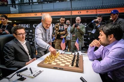 El mecenas Isai Scheinberg, principal patrocinador del Torneo de Candidatos, realiza el saque de honor en la partida Catuana-Nakamura, este jueves en Toronto