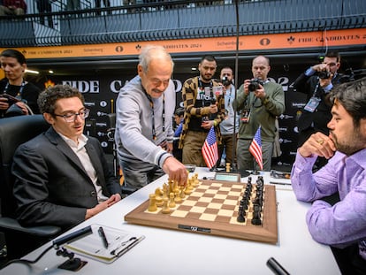 El mecenas Isai Scheinberg, principal patrocinador del Torneo de Candidatos, realiza el saque de honor en la partida Catuana-Nakamura, este jueves en Toronto