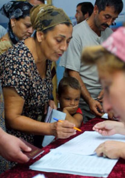 Una mujer deposita su voto en las presidenciales chechenas.