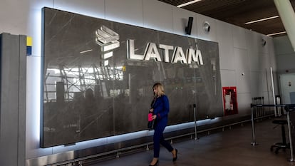 Una azafata llega a la terminal de Latam Airlines en el Aeropuerto Internacional Arturo Merino Benítez, en Santiago.