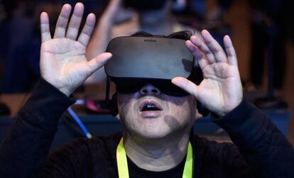 Un asistente con la realidad virtual de Intel.