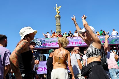 Asistentes a la 'Rave The Planet', junto a la Columna de la Victoria, en Berlín, en julio de 2023.