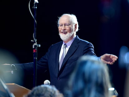 John Willams dirige una orquesta durante una gala benéfica en Los Ángeles en diciembre de 2016.