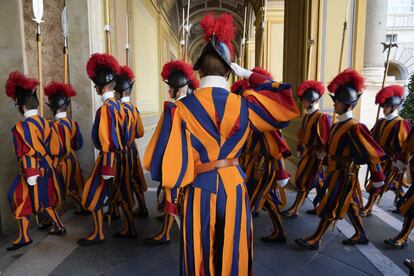 Los guardias suizos del Vaticano marchan a su salida del patio de San Damasco, en la residencia pontificia del Palacio Apostólico, tras finalizar la reunión entre el Papa y el presidente surcoreano Moon Jae-in.