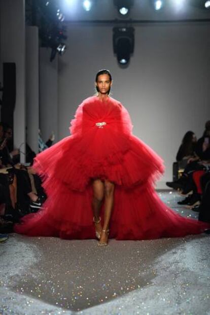 Un diseño presentdo por Giambattista Valli.