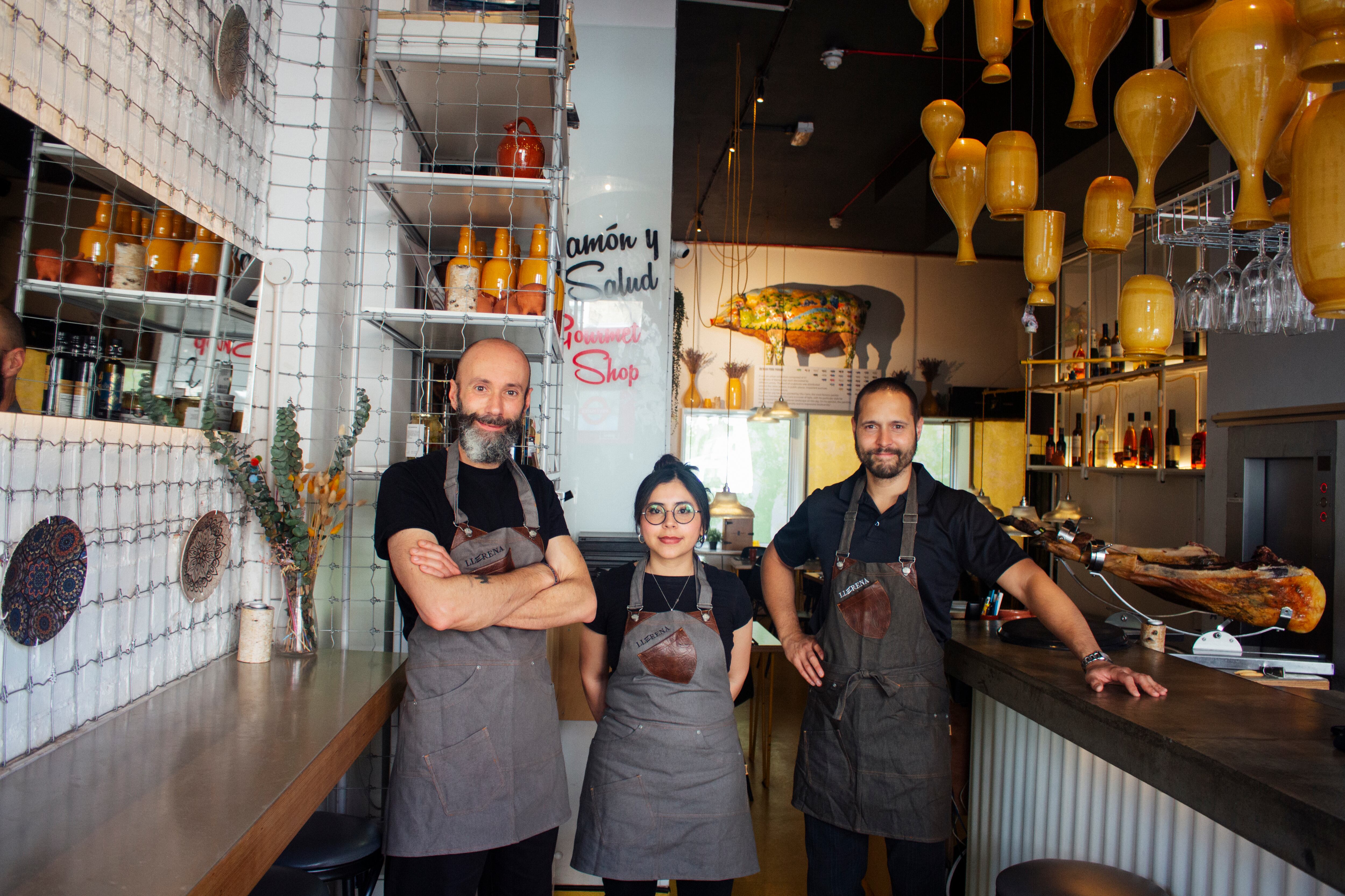 De izquierda a derecha, Francisco Javier Fernández (cocinero), Stephanie López (camarera), Alberto Torres (dueño), en el Llerena Ibérico Tapas Bar, en Londres.