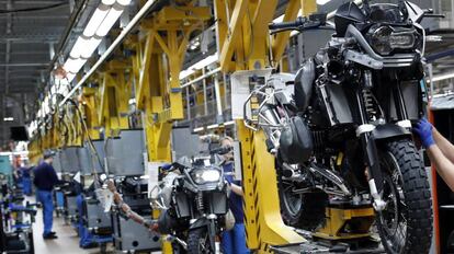 Trabajadores en una cadena de montaje de una fábrica de motocicletas.  