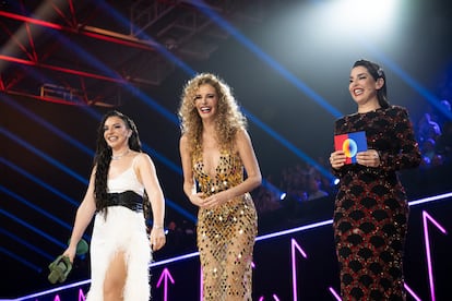 De izquierda a derecha, Inés Hernand, Paula Vázquez y Ruth Lorenzo presentando una de las semifinales del Benidorm Fest en febrero de 2025.