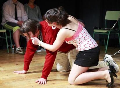 Dos alumnos en plena obra de teatro en el Instituto Mari Soliño, en Cangas.