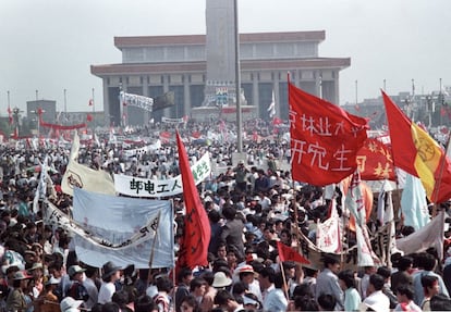 Os manifestantes, com o apoio de grande parte da população, exigiram maior transparência do governo e reformas políticas, e reclamaram da grande corrupção e da situação econômica. Na imagem, centenas de milhares de pessoas lotam a Praça Tiananmen em frente ao Monumento aos Heróis do Povo e ao mausoléu de Mao, em 17 de maio de 1989.