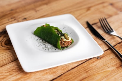 Taco de hoja capuchina, atún escabechado, pistacho y piparra.