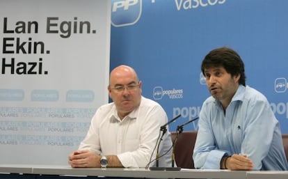 Javier Ruiz, secretario general del PP de Bizkaia, druante su comparecencia ante los medios.