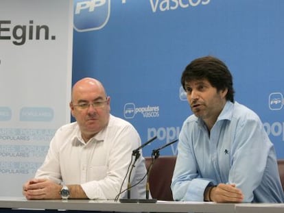 Javier Ruiz, secretario general del PP de Bizkaia, druante su comparecencia ante los medios.