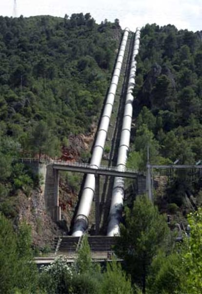 Sifón del trasvase Tajo-Segura en el pantano de Bolarque.