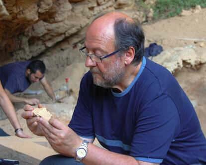 El prehistoriador Valentín Villaverde en la Cova Negra.