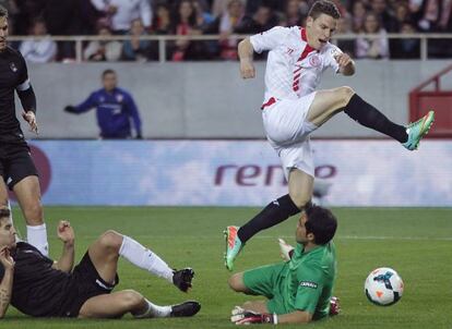 Gameiro supera a Bravo para hacer el gol del Sevilla.