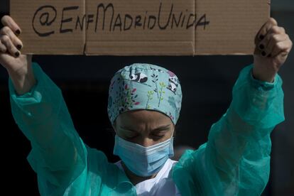 Una enfermera sostiene un cartel durante una protesta exigiendo la mejora de los salarios y las condiciones laborales del personal sanitario en el hospital La Paz de Madrid. La capital de España ha sido la fuente de la oleada de infecciones más preocupante de Europa en la actual segunda ola de la pandemia. 