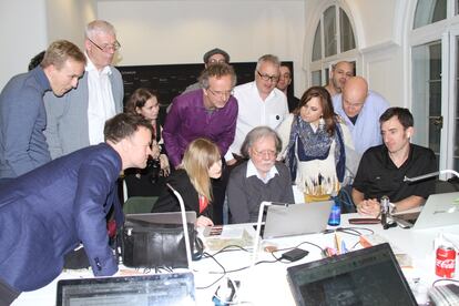 Ian Rogers, sentado en el centro, muestra el polémico vídeo en su ordenador, el martes, a un grupo de periodistas en la sala de prensa del Mundial. A su lado, las comentaristas oficiales: Judit Polgar (a su izquierda) y Anna Rudolf (a su derecha), ambas húngaras.