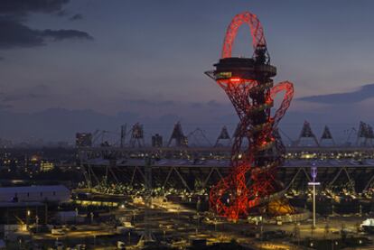 La escultura-mirador <i>ArcelorMittal Orbit,</i> creada por el artista indio Anish Kapoor para los Juegos Olímpicos de 2012 de Londres, tiene una altura de 120 metros.
