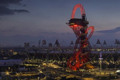 La escultura-mirador <i>ArcelorMittal Orbit,</i> creada por el artista indio Anish Kapoor para los Juegos Olmpicos de 2012 de Londres, tiene una altura de 120 metros.