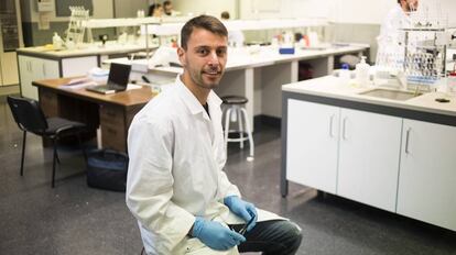 El jugador del RC Celta Kevin Vázquez en un laboratorio de la Universidad de Vigo el pasado martes.