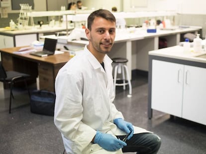 El jugador del RC Celta Kevin Vázquez en un laboratorio de la Universidad de Vigo el pasado martes.