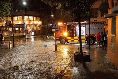 Vista del estado de las calles en la localidad madrileña de Arganda del Rey, tras la fuerte tormenta de lluvia y granizo que ha caído este lunes en toda la Comunidad de Madrid.