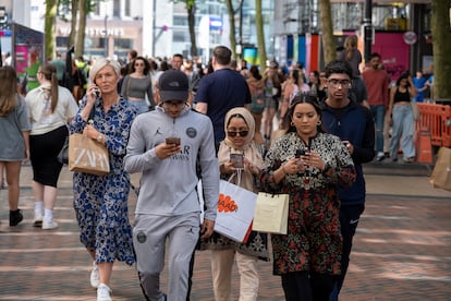 El telfono inteligente lo es: inteligente. Otra cosa distinta es su uso, a menudo obsesivo. Un grupo de peatones caminan mirando su smartphone en Birmingham (Reino Unido).